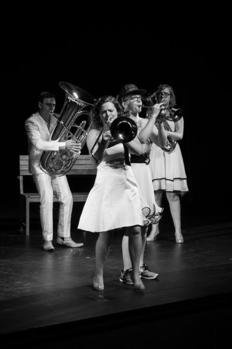 Groupe Ron et ses cuivrettes musique, théâtre, humour, comique, burlesque, cuivre, trompette, cornet, piccolo, bugle, saxhorn, alto, baryton, basse, euphonium, trombone, pichotte, pavillon, piston, coulisse, embouchure, sourdine, virtuose, fille, garçon, femme, homme, spectacle, clip, drôle, savant, film, bande originale, romantique, classique, baroque, renaissance, contemporain, glamour, strass, paillette, sexy, beau, belle, rêve, chevaux, meilleur, France, international, émotion, cascade, hors norme, fou, déjanté, immanquable