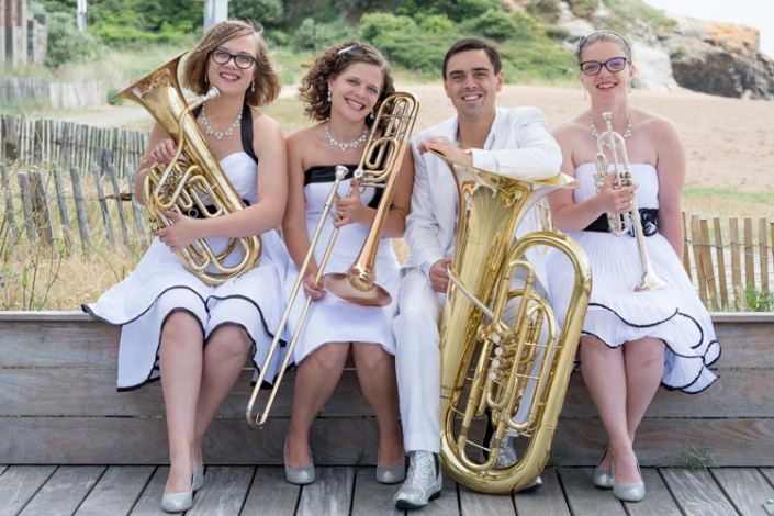 Groupe Ron et ses cuivrettes musique, théâtre, humour, comique, burlesque, cuivre, trompette, cornet, piccolo, bugle, saxhorn, alto, baryton, basse, euphonium, trombone, pichotte, pavillon, piston, coulisse, embouchure, sourdine, virtuose, fille, garçon, femme, homme, spectacle, clip, drôle, savant, film, bande originale, romantique, classique, baroque, renaissance, contemporain, glamour, strass, paillette, sexy, beau, belle, rêve, chevaux, meilleur, France, international, émotion, cascade, hors norme, fou, déjanté, immanquable